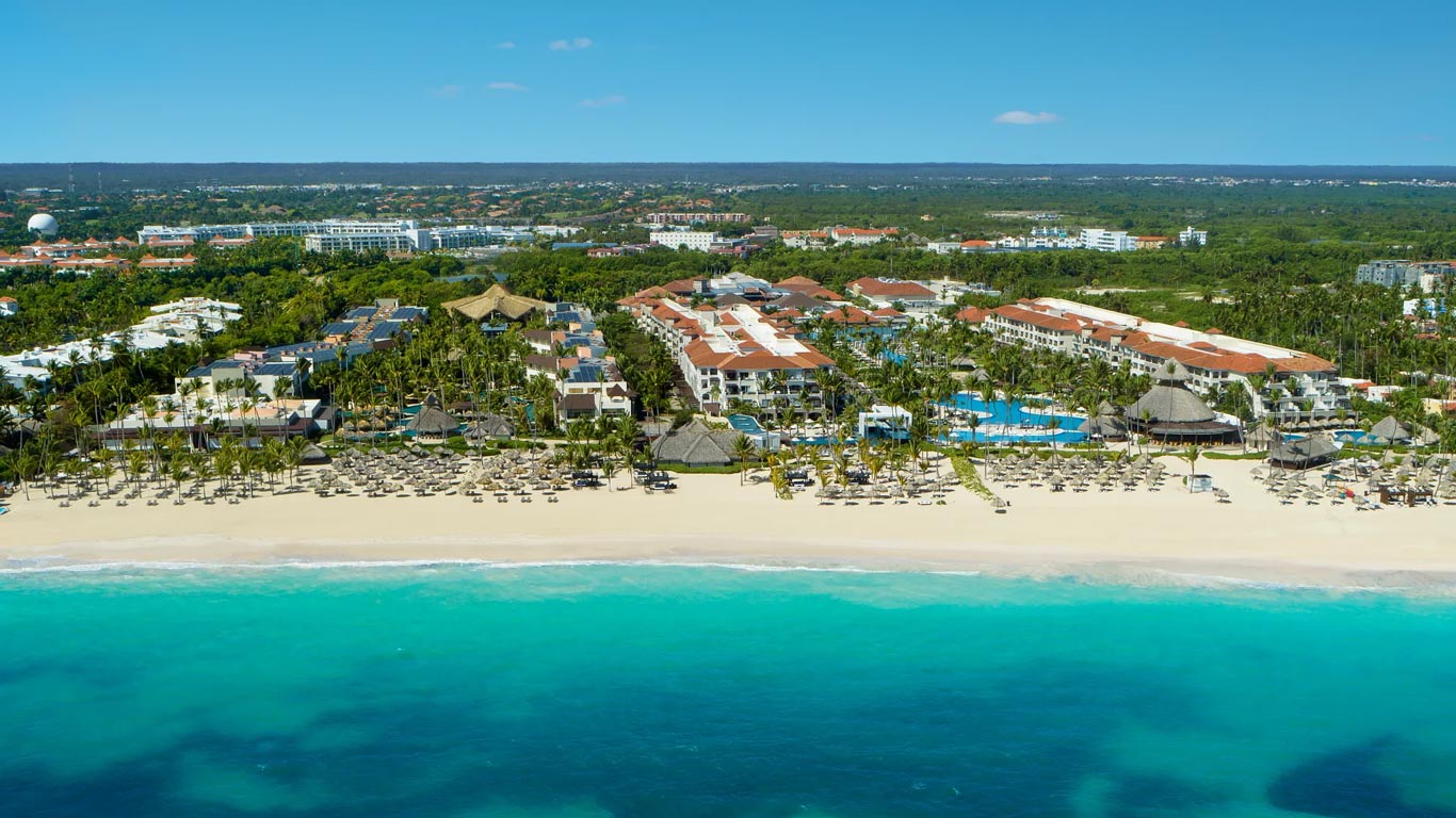 Secrets Royal Beach Punta Cana adults-only all-inclusive resort with beachfront pools, swim-out suites, and romantic atmosphere in Punta Cana.